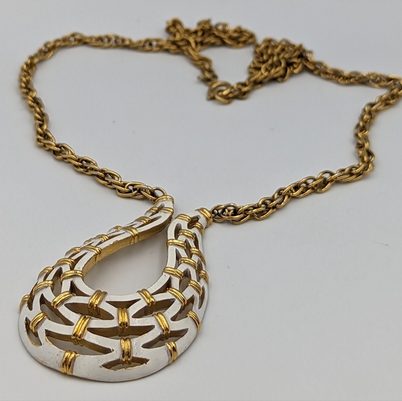 Vintage White Enamel Necklace by Crown TRIFARI - Picture 4 of 10